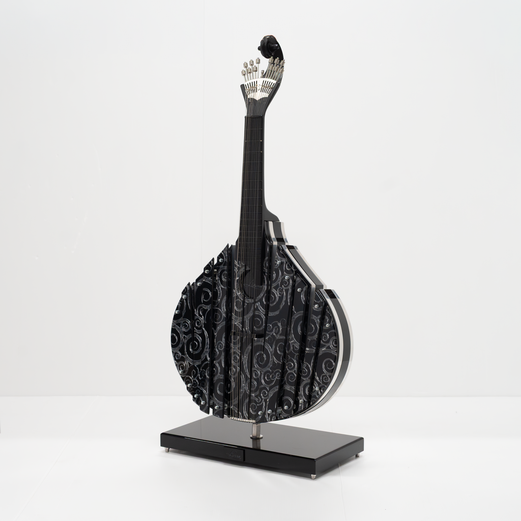 GUITARE FLEUR DE LOTUS ARABESQUE NOIR ET ARGENT